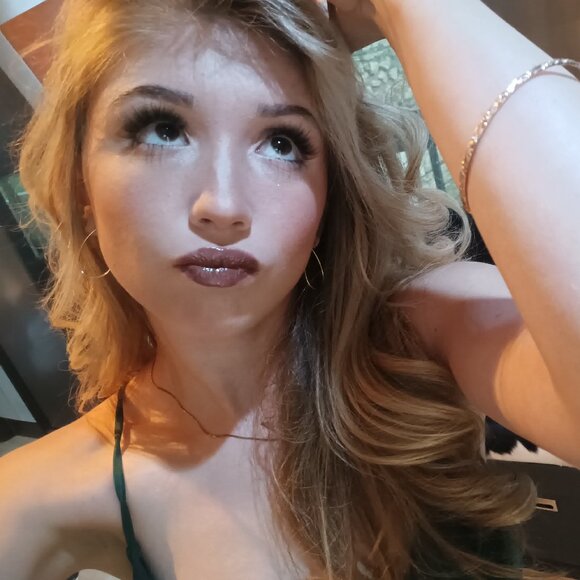 Meet your Posher, Lillian - Picture 3 of 3